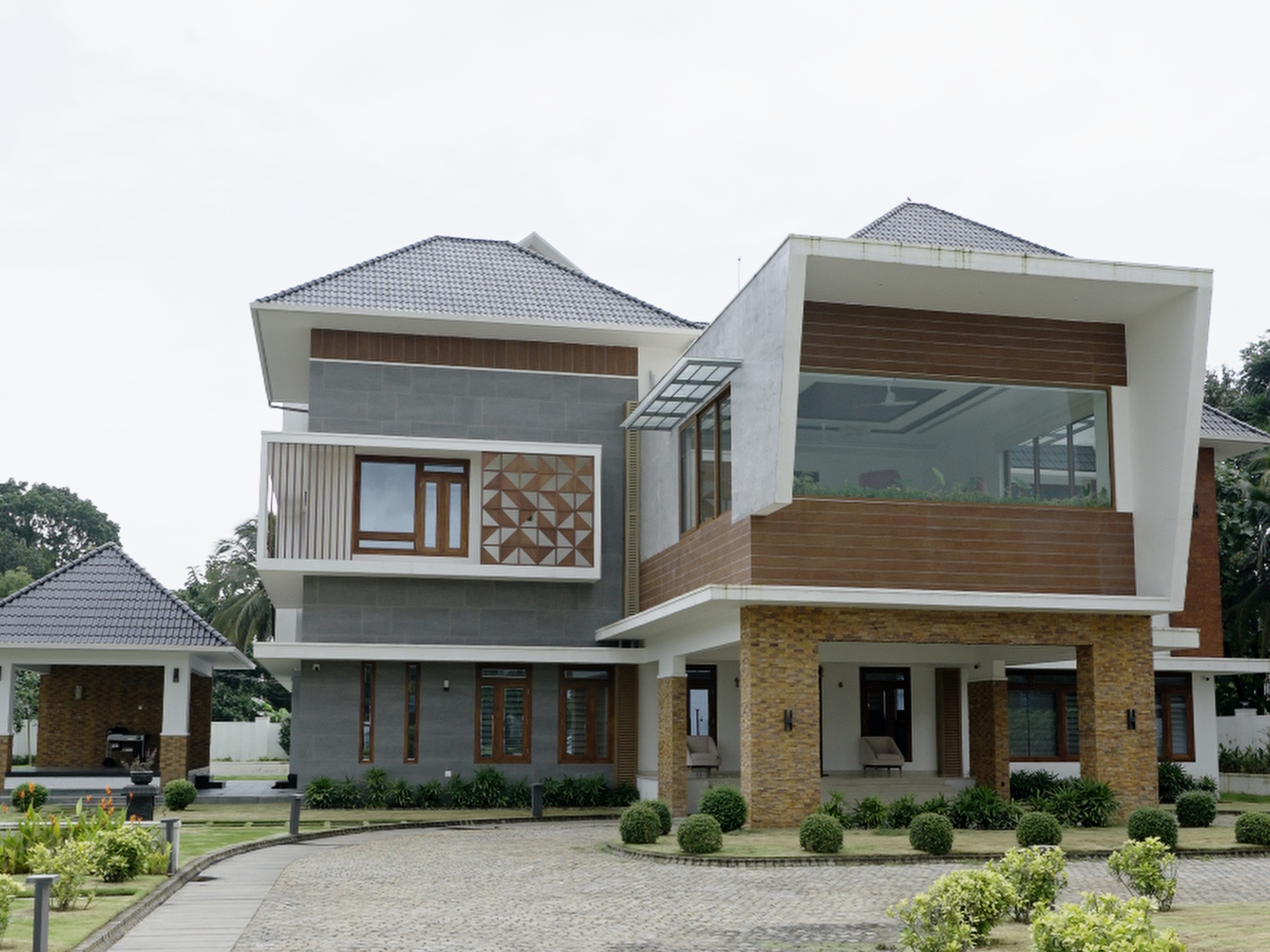 Crafting Harmony Between Nature and Modern Living- An Elegant Eco-Conscious Interior for Pambavasan,Ottapalam